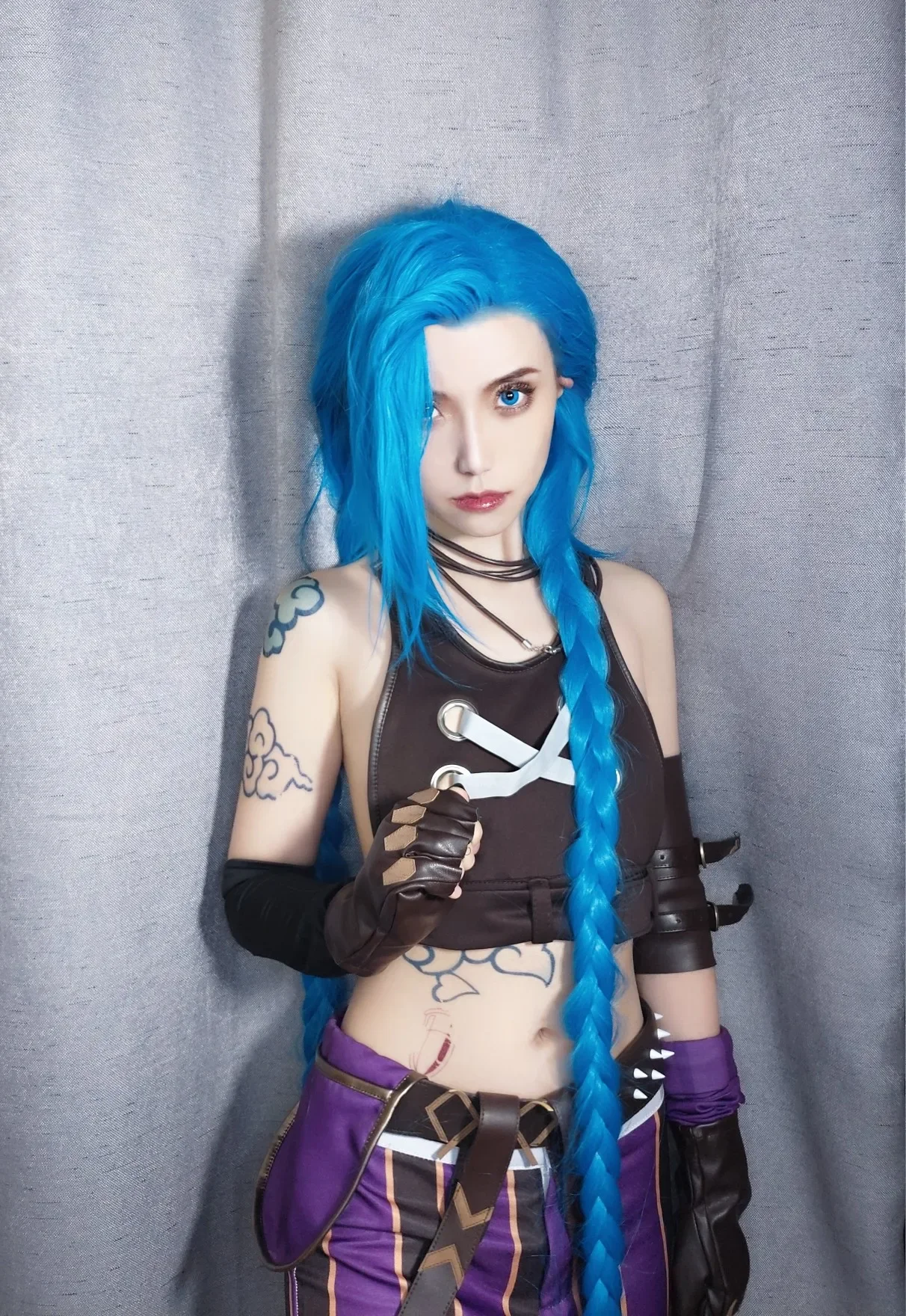 LOL Jinx Cosplay peruk şapkalar firkete Prop reçine uzun mavi örgüler 120cm gevşek topu sentetik saç cadılar bayramı kostüm için