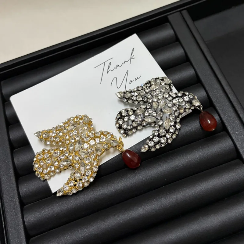 Cross border retro exaggerated hollow out full diamond pigeon droplet brooch, fashionable and high-end pin accessory