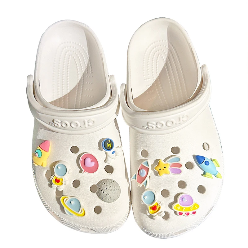 Lovely Spaceman Shoe Charms Designer fai da te scarpe carine Decaration accessori per feste zoccoli Kid Boy Women Girls Gifts