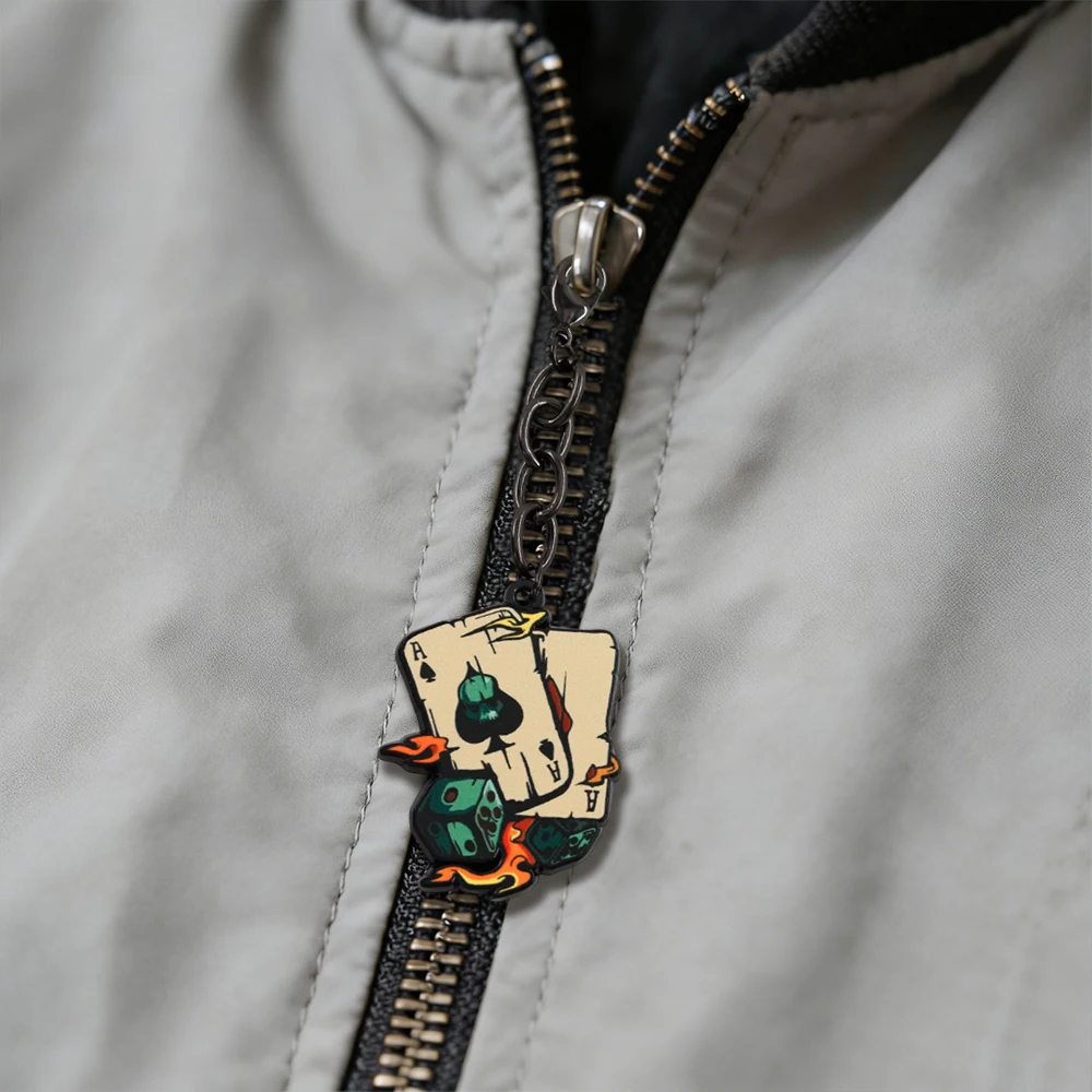 Retro-Schlüsselanhänger im dunklen Stil mit Spielkarten- und Würfel-Motiv, feuriger Ass-Schlüsselanhänger, Sammlerstück mit Gaming-Thema, einzigartiges Accessoire – Detail 11