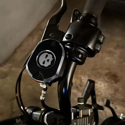 Imagen 1 del producto Tapa de depósito de líquido para motocicleta Harley Davidson XLH XL 883 Iron 1200 Sportster, accesorios de cubierta de cilindro maestro de freno delantero