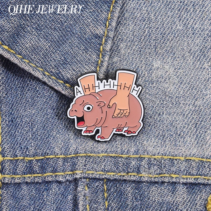 Broche de hipopótamo de bebé de dibujos animados, Pin esmaltado, mano sosteniendo hipopótamo AHHH, broches, mochila, insignia de solapa, joyería Animal, regalo para amigo