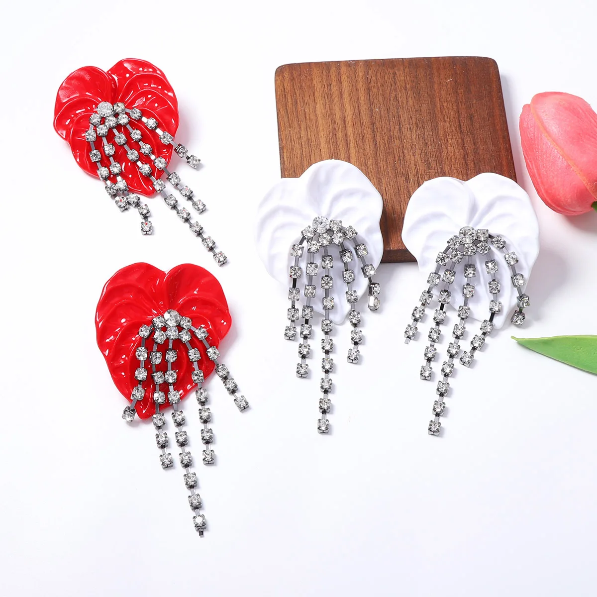 Metallrote, herzförmige, glänzende Kristall-Quasten-Ohrringe für Damen, Statement-Schmuck, Geschenke für Feiertage und Partys – Detail 3