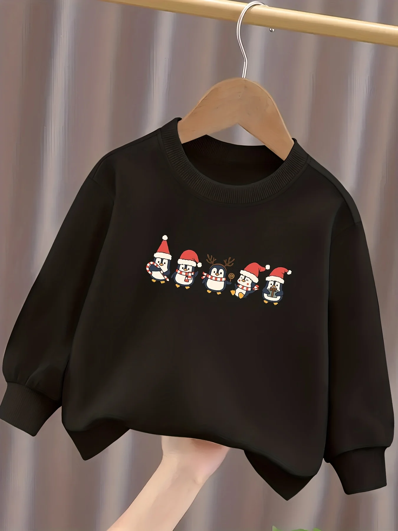 Boys' fashionable sweatshirt, Christmas hat, scarf, printed,stylish and comfortable round neck casual top for spring and autumn.