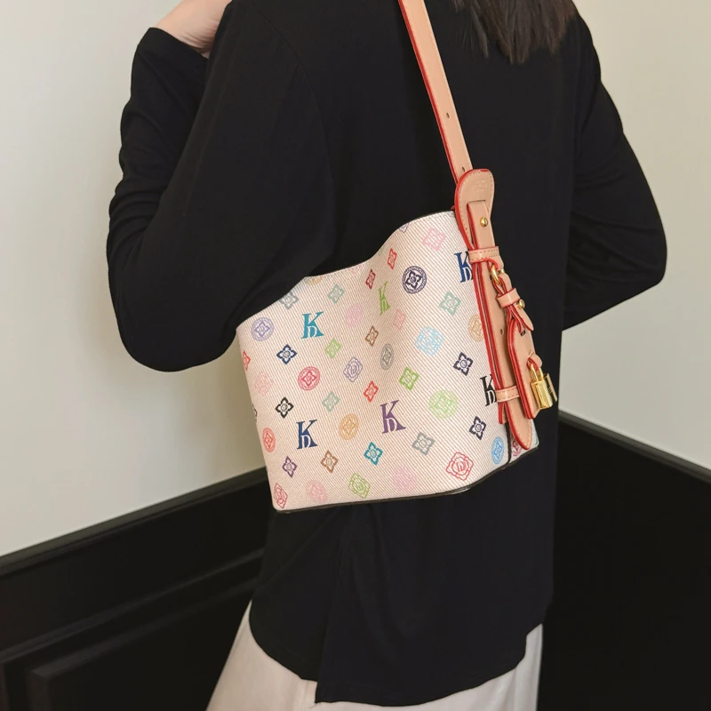 Luxury and fashionable zipper shoulder bag, classic and exquisite pattern handbag, elegant women's crossbody bag