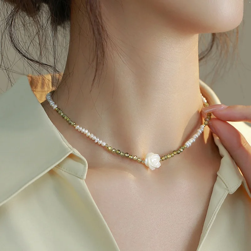 

Лидер продаж, зеленый оливиновый камень, натуральный пресноводный жемчуг, элегантный цветок розы, 14-каратное золото, женское короткое ожерелье-цепочка с бусинами