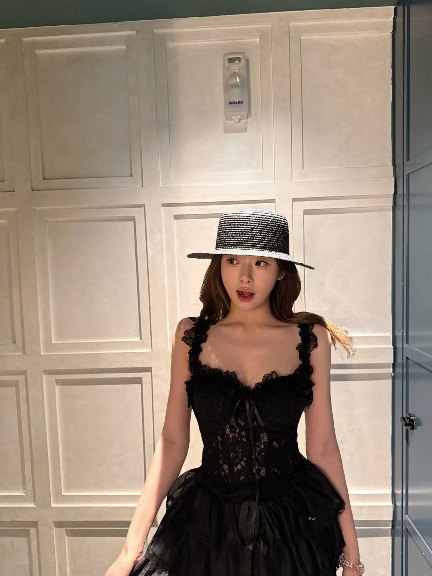 

OKJJ Сексуальный кружевной топ без спинки для женщин, облегающая майка без рукавов с чашечками, V-образный вырез, укороченная, однотонная, эластичная