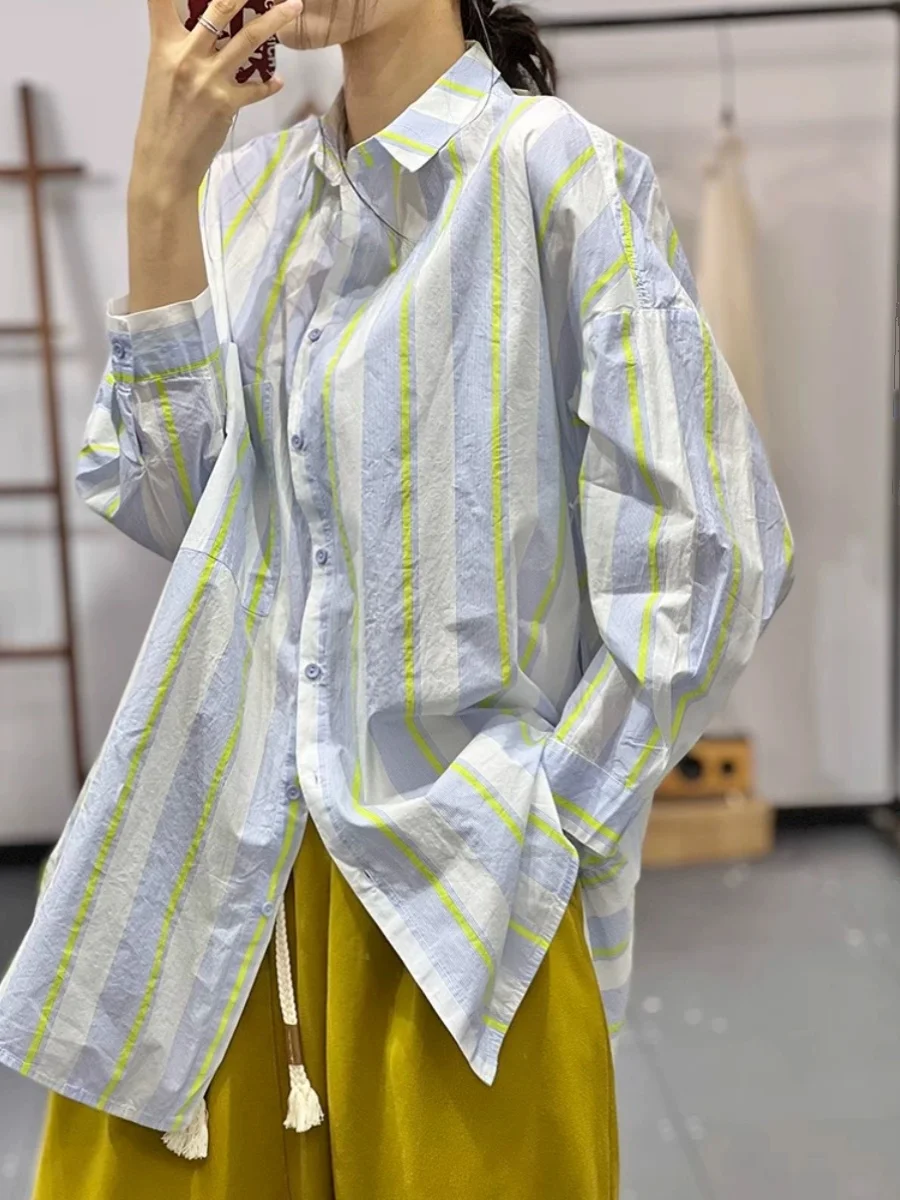 Damska koszula w japońskie paski, z bawełny i lnu, codzienna, długa, luźna, zapinana na guziki, o średniej długości.