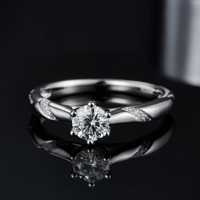 

This high-quality 0.5-carat laboratory-grown diamond ring, symbolizing happiness, is set in 925 silver and features a classic de