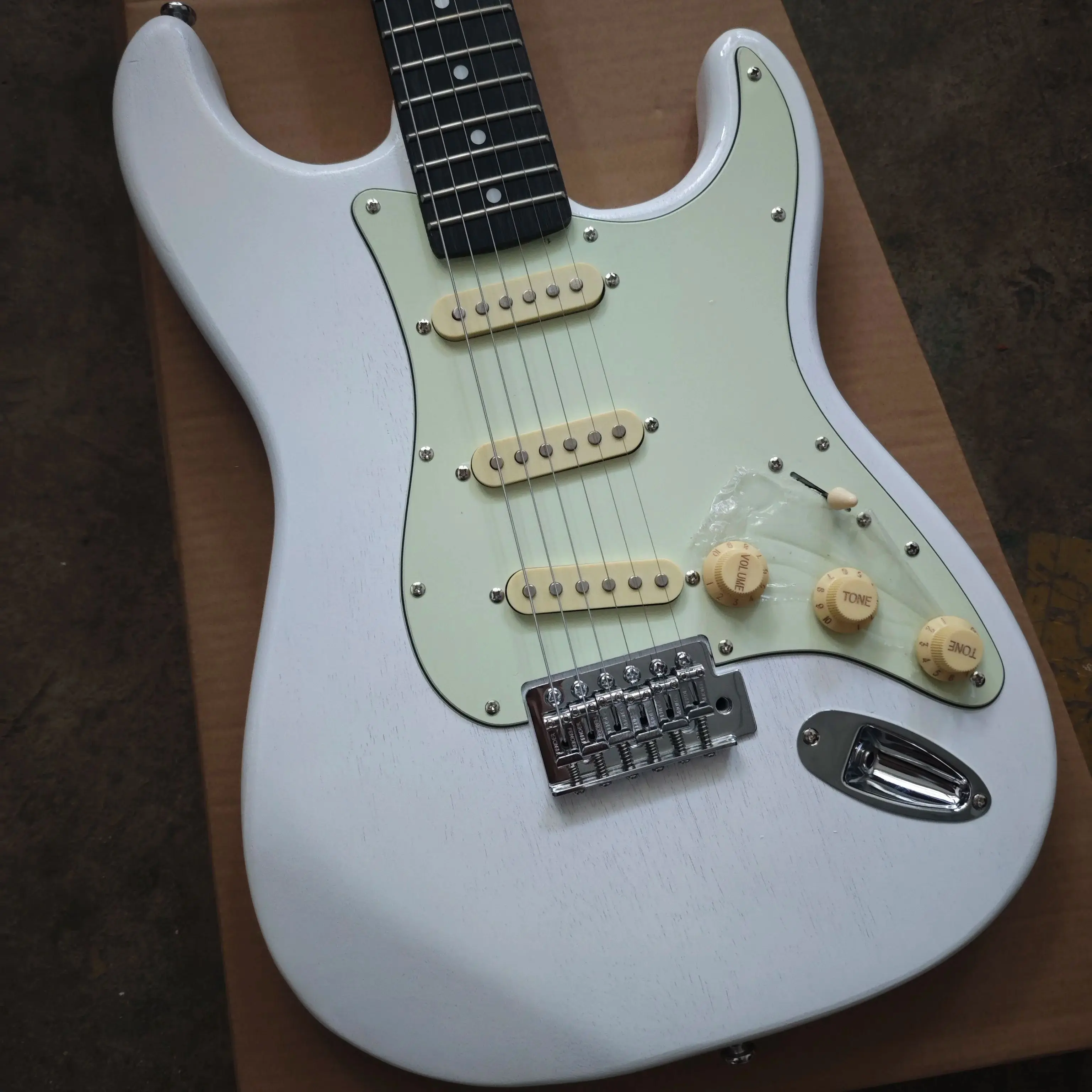 White six-string classic body Maple neck wood grain basswood body rose wood fingerboard Light green panel