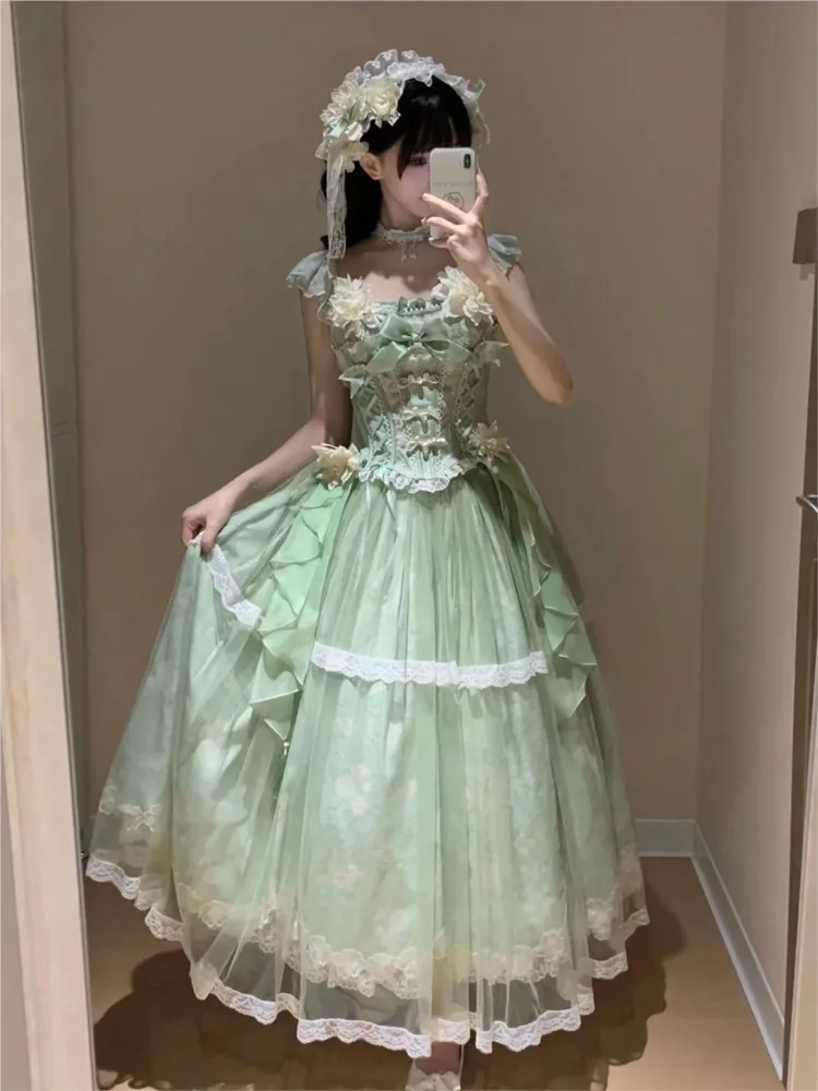 A new fashionable green dress for students' coming-of-age ceremony