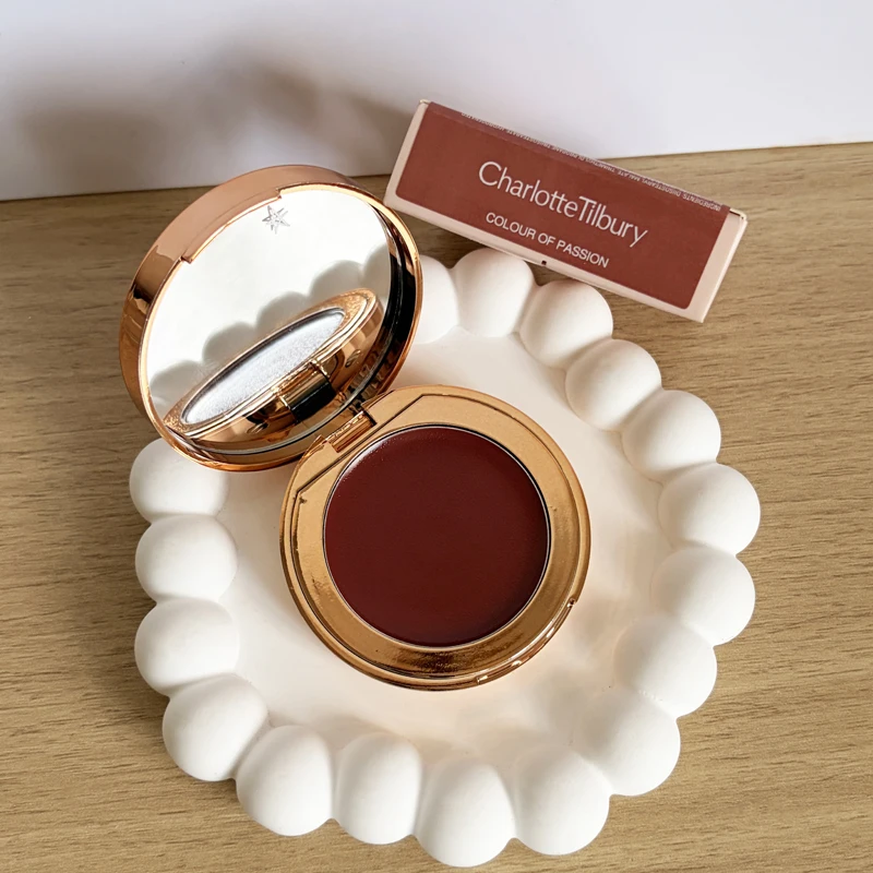 Charlotte CT Cushion Blush Stick, langdurige natuurlijke kleur, dubbelzijdige blush voor lippen en wangen, geperst poeder van Tilbury.