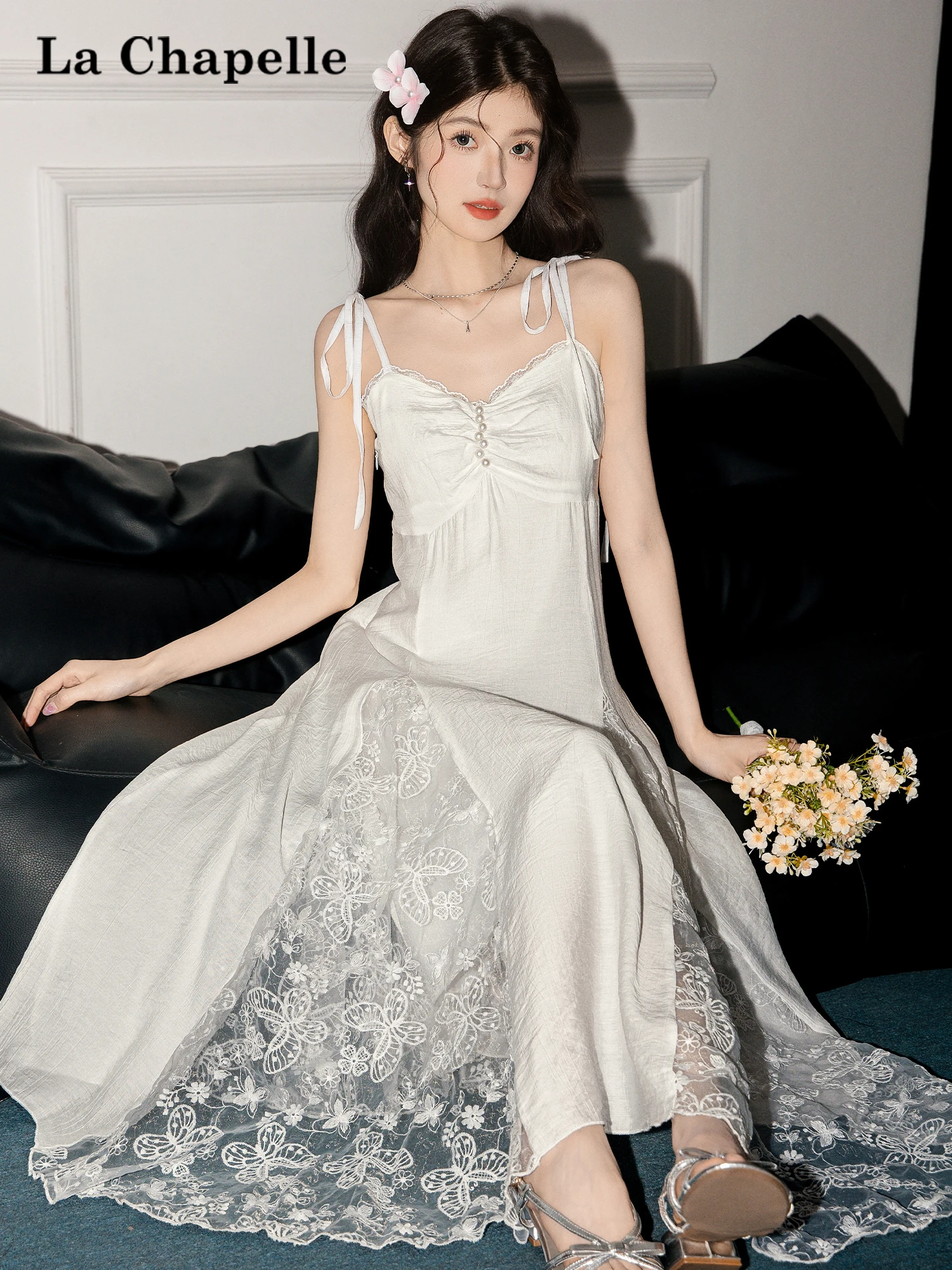 ラ・シャペル 2025年夏 美しい蝶のレース ホワイトストラップドレス バケーションカジュアルスタイル ギャザーウエスト ノースリーブ Vネックドレス