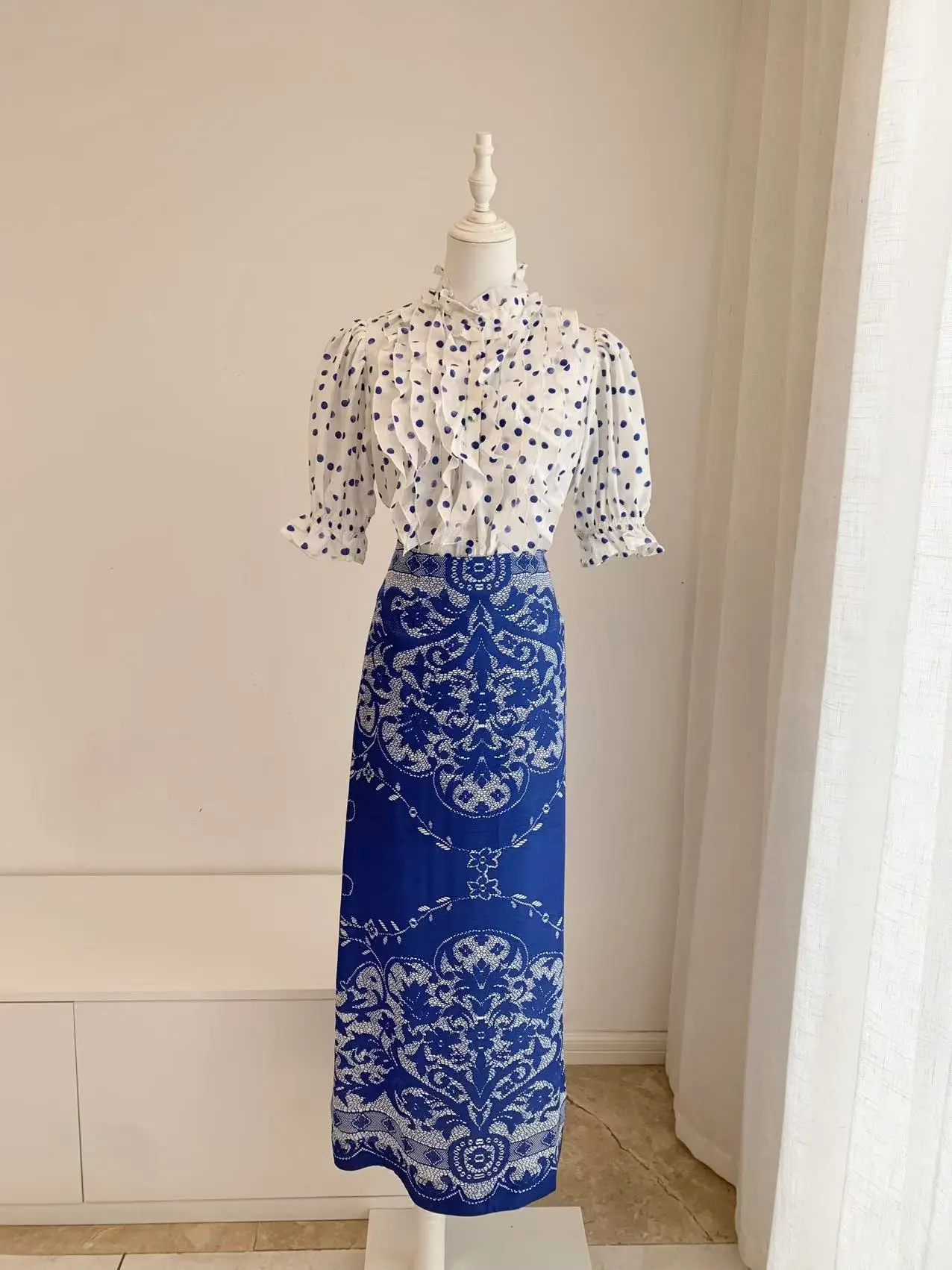 

Весенний женский повседневный комплект из 2 предметов: блузка с принтом в горошек, воротником с рюшами и пышными рукавами + длинная юбка с высокой талией, элегантный костюм