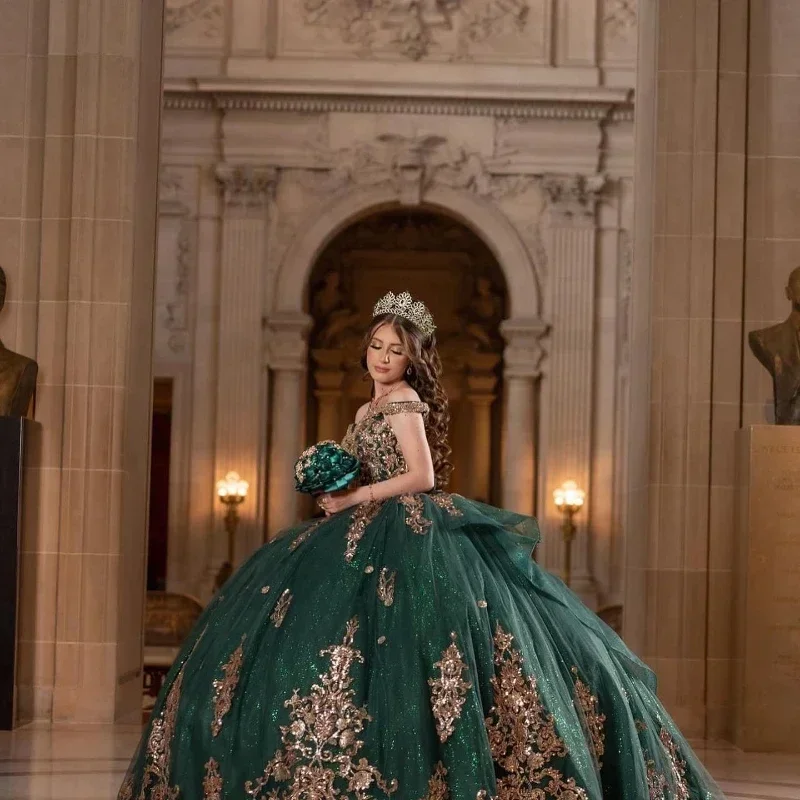 ANGELSBRIDEP-vestidos de quinceañera con cuello en V, apliques dorados, verde esmeralda, cuentas para niña de 16 años, vestidos de baile de princesa, cumpleaños