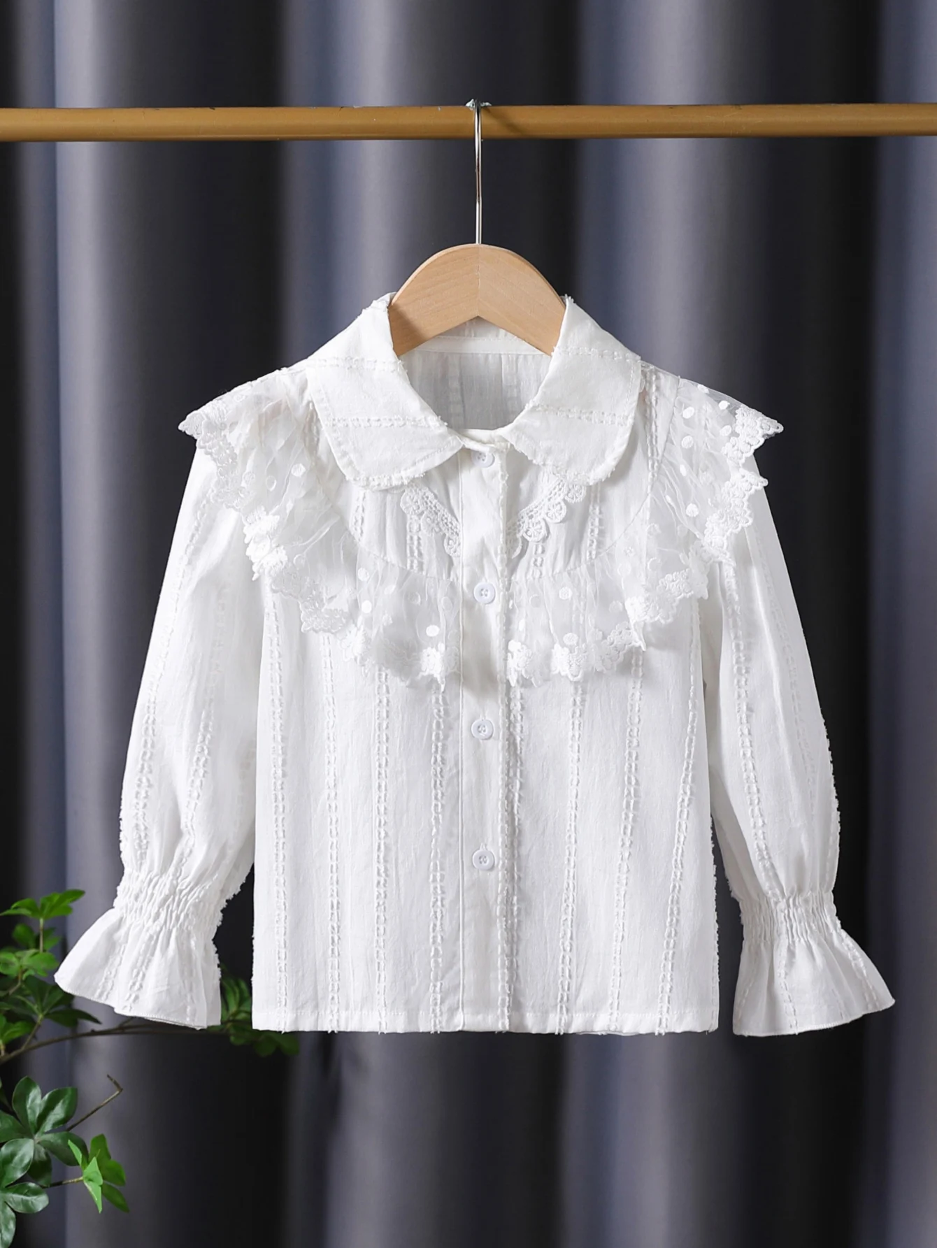 Girls' Spring and Autumn New Shirt with Lace Trim on the Chest, Small Lapel Cardigan, Solid Color Long-Sleeve, Versatile School Style Clothing for Little Girls in Spring and Autumn