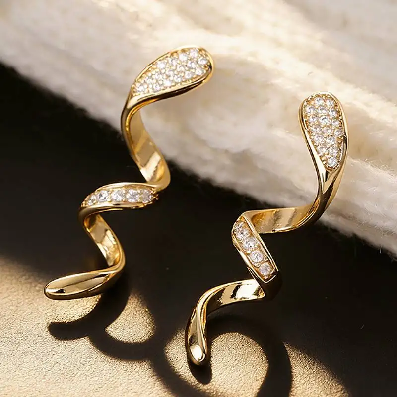 Huitan Charmante Damen-Ohrringe mit gedrehtem Design, silberfarben/goldfarben, trendiges Party-Accessoire, Hochzeit, schicker Schmuck, vollständig mit CZ besetzt