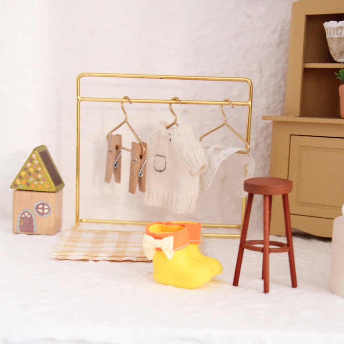 1:12 Miniature Furniture Metal Clothes Rack, Includes 3 Small Hangers, Silicone Rain Boots, Mini House Decoration Items, Single Purchase Set, Optional