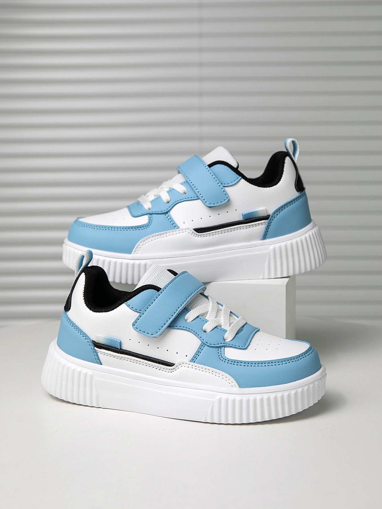 

Children's New Contrasting Color Stitching Low-Top Sports Shoes, Flats Skate Shoes, with Velcro Closure Design, Suitable for Boys and Girls, Daily Wear with Outdoor Running, Large Size Kidsren's Shoes for All Seasons