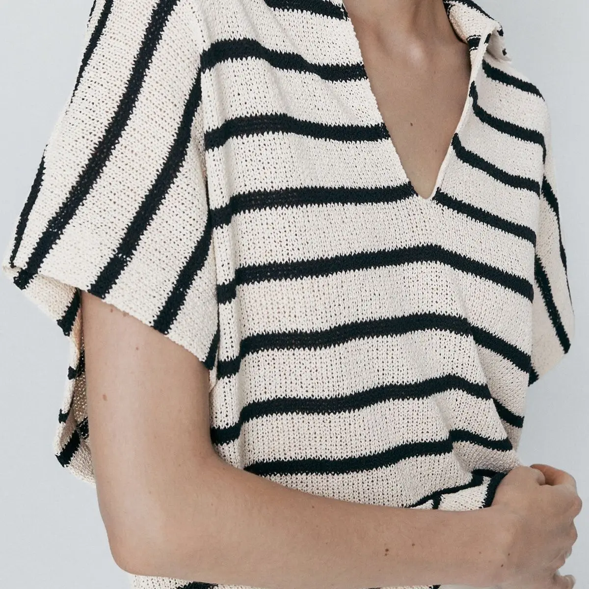 

Женский летний модный повседневный дышащий полосатый топ с коротким рукавом, свободный крой, V-образный вырез, простой хлопковый трикотажный топ 2026