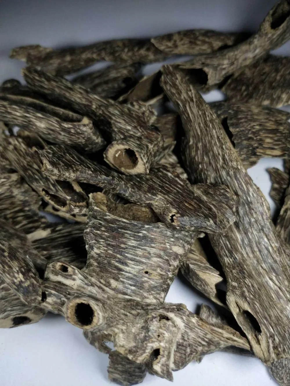 1Bag 5g Natural Hainan Agarwood Worm Leakage Scraping Scraps Incense Aromatherapy Agarwood Raw Wood Block Free Shipping Included
