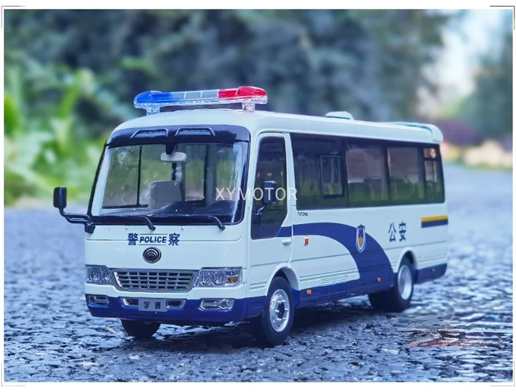 YuTong-modelo de autobús T7 fundido a presión para niños, modelo de entrenador, colección de regalos, pantalla dorada, policía, motor de fuego rojo, 70 Aniversario, 1/32