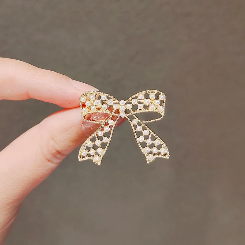 Punk Girl Brooch 2024 Fashionable New Style Hollow Out Pearl Bow Clip Anti Slip Buckle Suit Accessories Manufacturer Wholesale