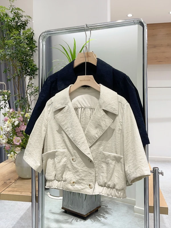 

Летняя новинка Noxiao La: тонкая мягкая короткая куртка из ткани Sis, однотонная, в повседневном стиле, с двойной застежкой на пуговицы, с коротким рукавом.