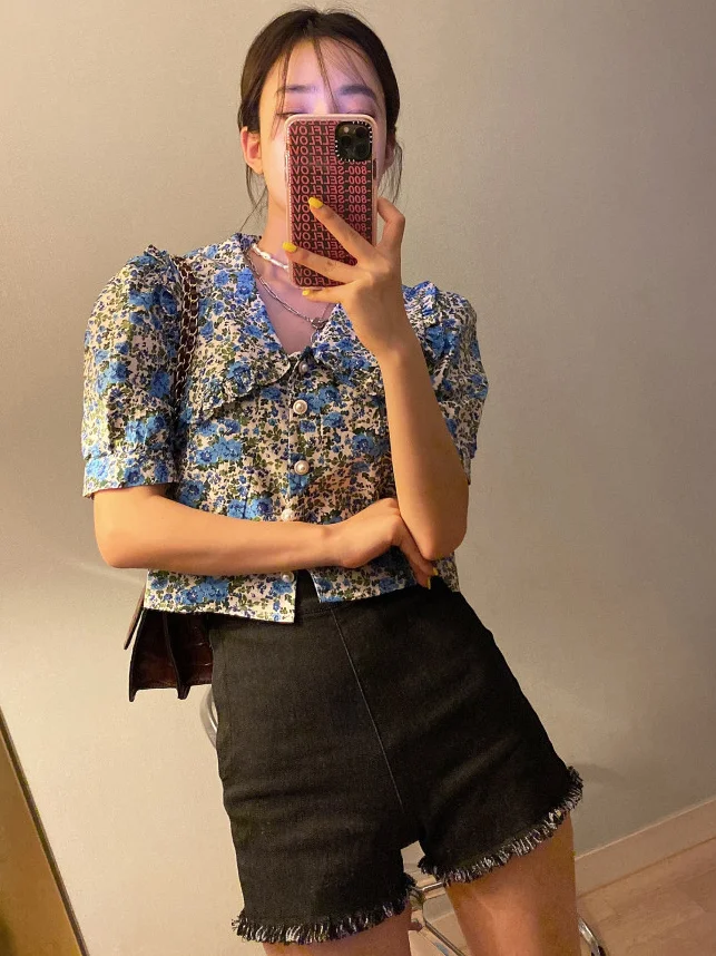 เสื้อคลุมสไตล์ฮ่องกงย้อนยุค สีสันสดใส ลายดอกไม้ พิมพ์ลายดอกไม้ แต่งกระดุมมุก แต่งขอบไม้ ดีไซน์หวาน