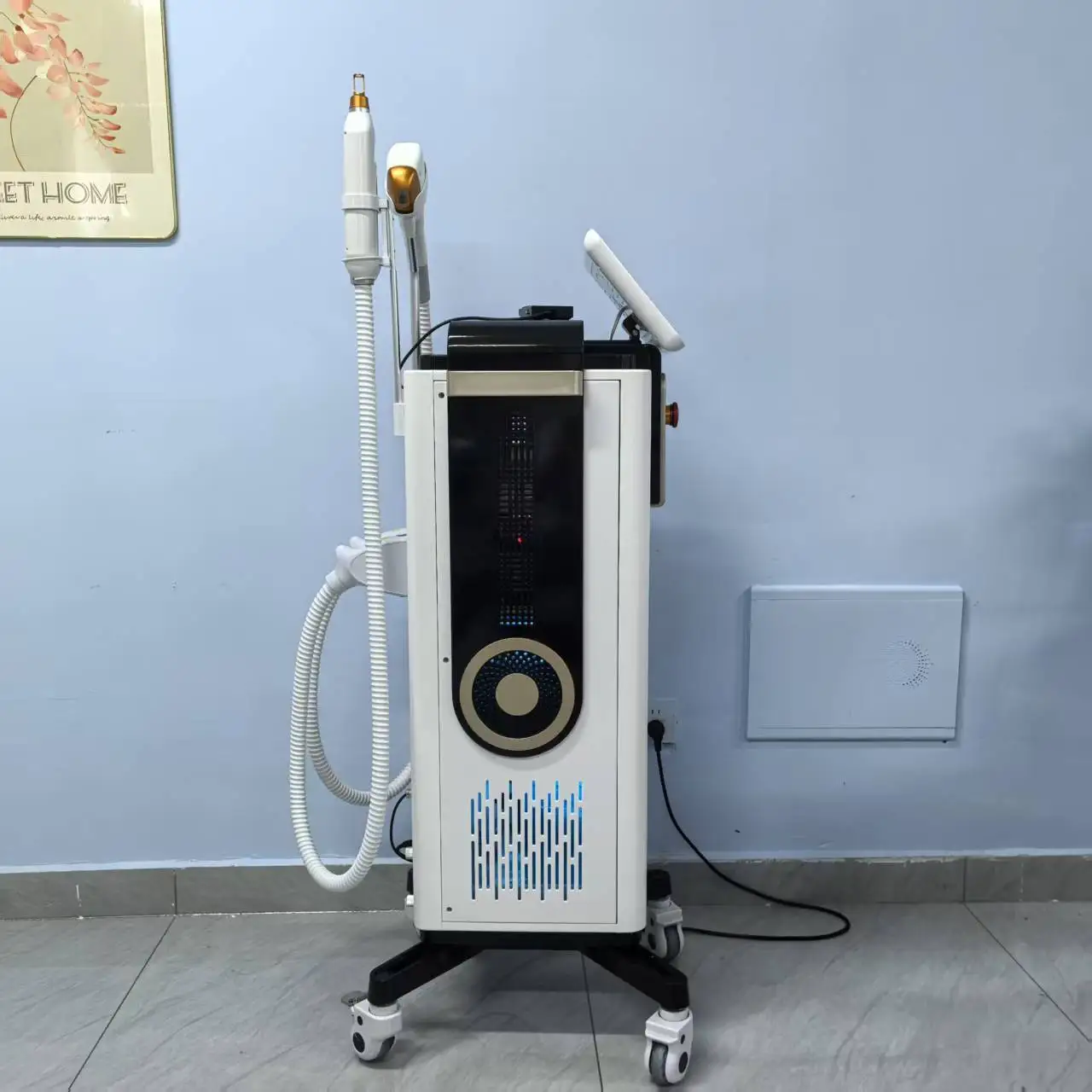 4 Wavelengths  Pico Tattoo Removal Machine  755nm  FAC Collimation Ice Cooling System Foldable Touch
