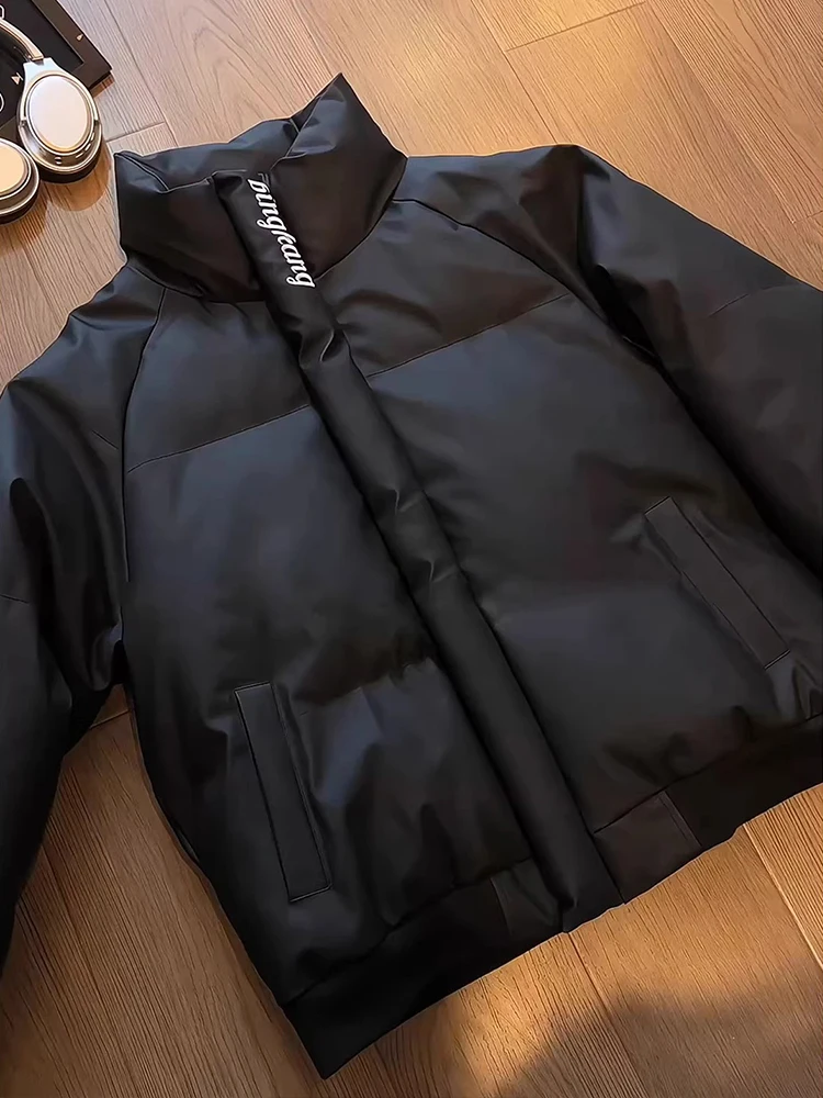 

Мужская зимняя куртка из искусственной кожи с вышивкой, утепленная пухом, с воротником-стойкой, в стиле рабочей одежды, Cleanfit, короткая, стеганая