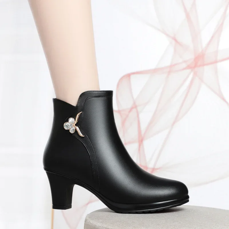 6cm Plus Size 35-42 Wygodna moda Med Block Heels Fur Shoes Winter 2024 Black Soft Leather Short Ankle Boots Office Mom