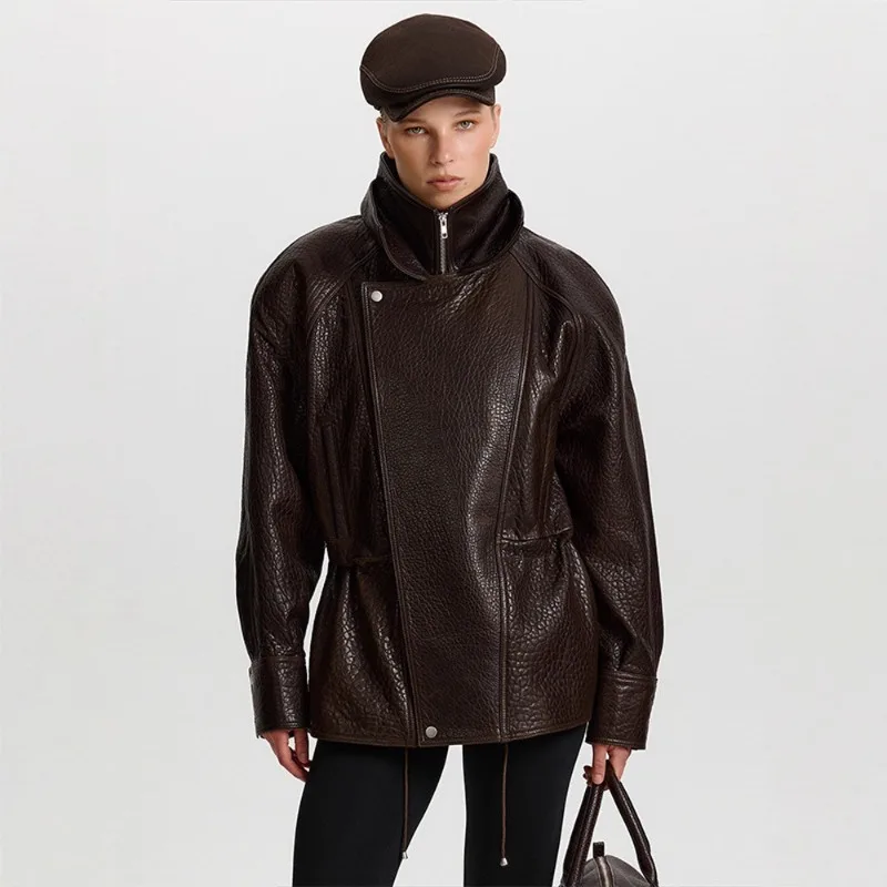 เสื้อแจ็คเก็ตหนังเทียมผู้หญิงสำหรับฤดูใบไม้ร่วงและฤดูหนาว ปกเสื้อแบบปกเชิ้ต พร้อมเชือกผูก ดีไซน์ใหม่ สไตล์มินิมอล ทรงหลวม ใส่สบาย ช่วยให้ดูผอมเพรียว ดีไซน์เฉพาะตัว ใช้งานได้หลากหลาย