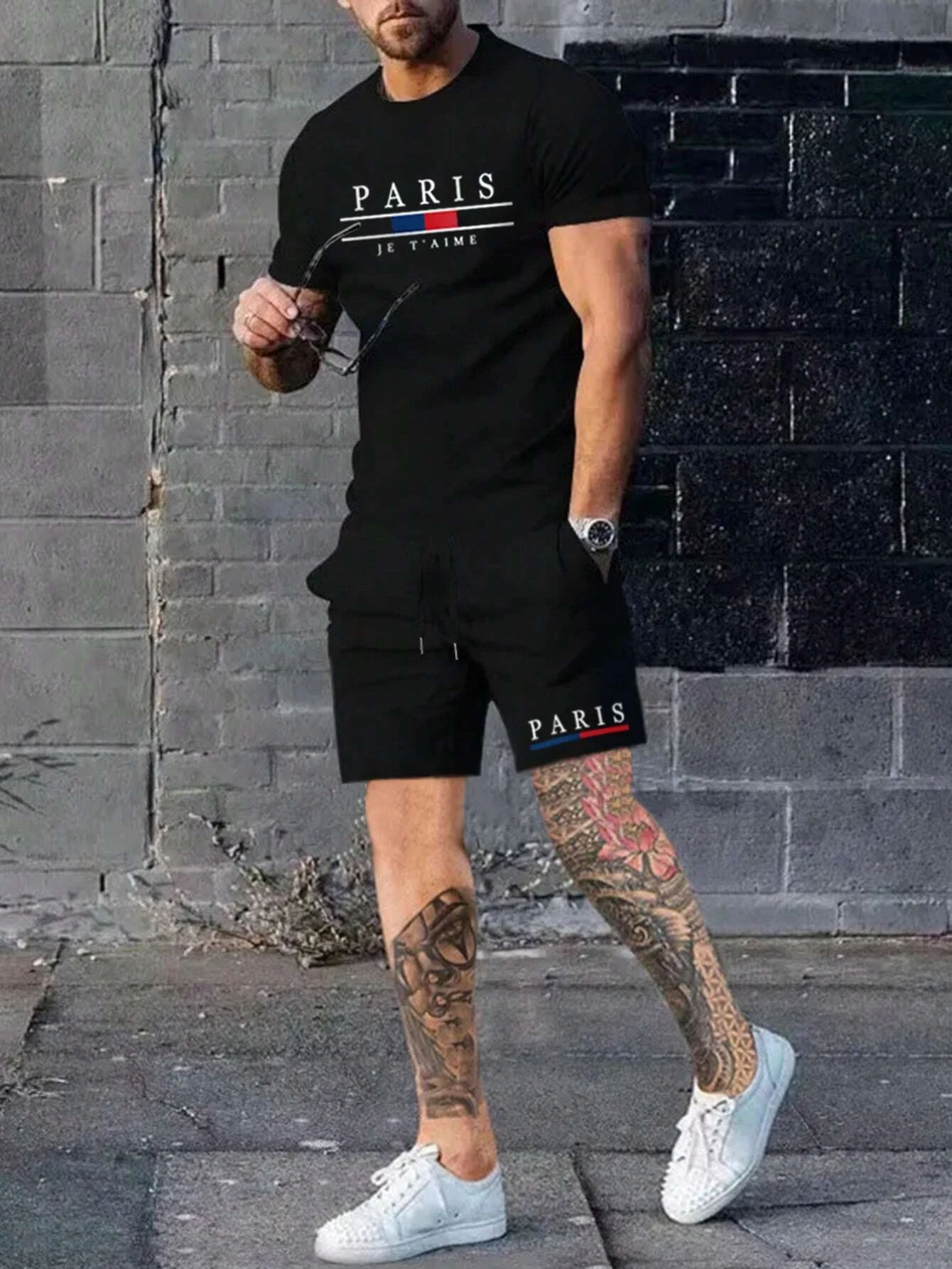 ชุดเซ็ตสองชิ้นสำหรับผู้ชายฤดูร้อน - เสื้อยืดคอกลมแขนสั้นลายกราฟิกแบบไหล่ตก และกางเกงขาสั้นเอวผูกเชือกทรงปกติ มีกระเป๋า