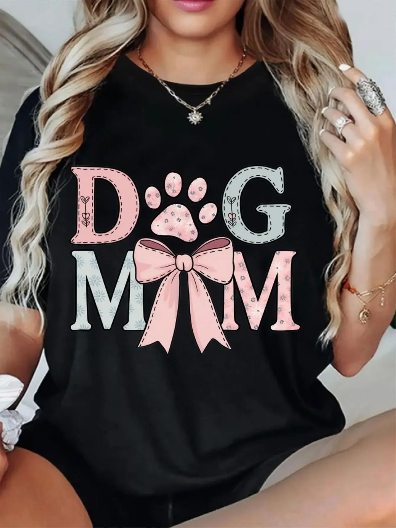 Dog Mom Grafik-T-Shirt mit Rundhalsausschnitt für Damen, lässiges T-Shirt mit kurzen Ärmeln, rosa Schleife und Pfotenabdruck, perfekt für den Muttertag