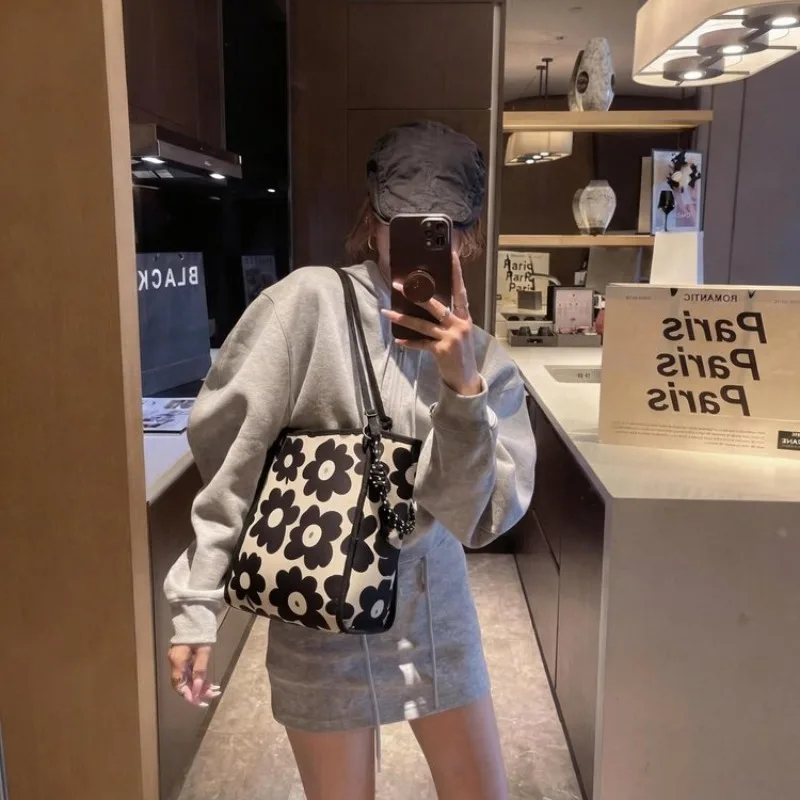 

Popular Classic Simple Leather Handbag Women High End Casual Elegant Vintage Trendy Paris Bag
