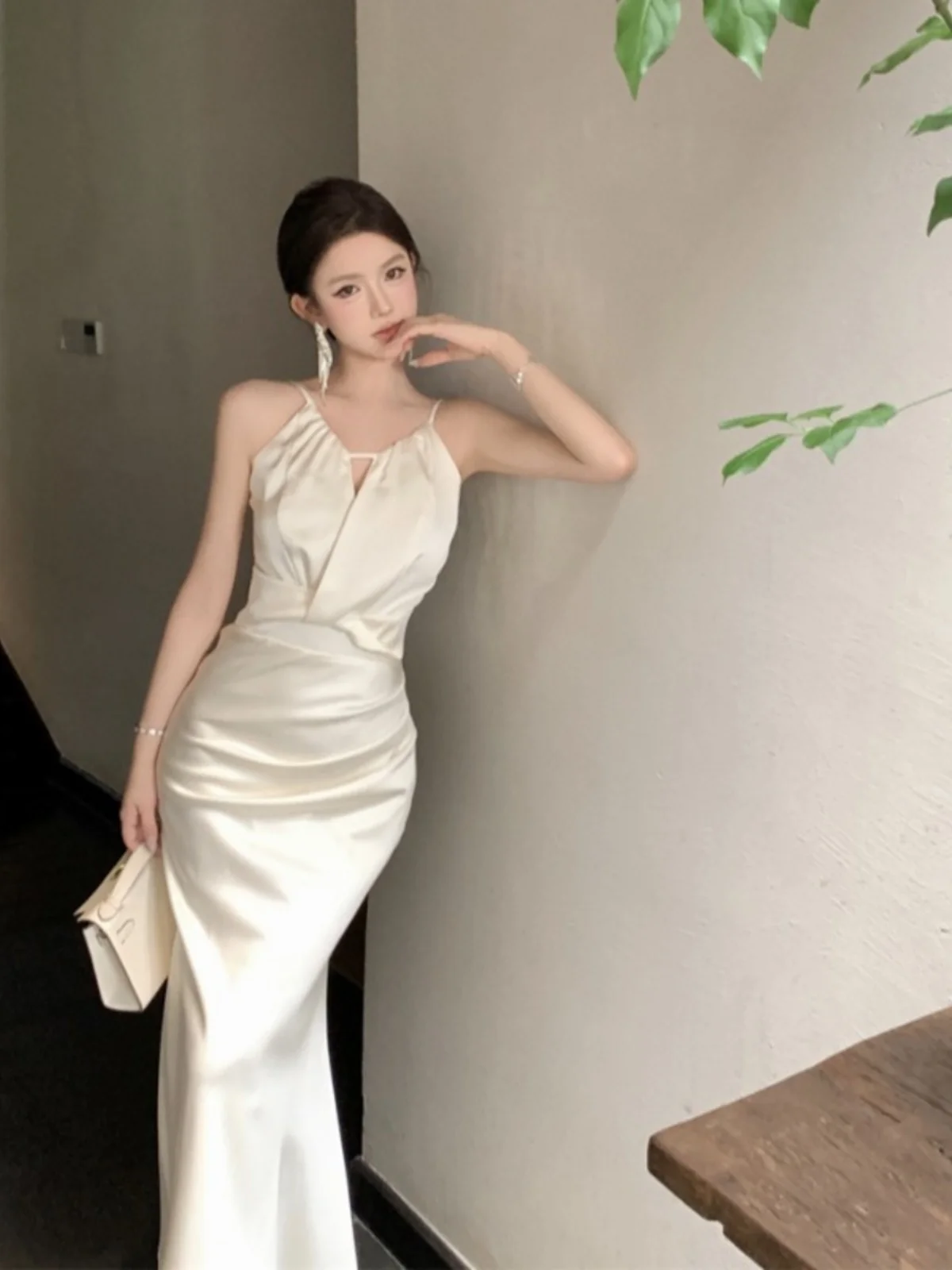 Vestido Longo de Cetim Sedoso com Alças Finas Branco Ele Formal Ocn Sensação Premium Feminino Elegante