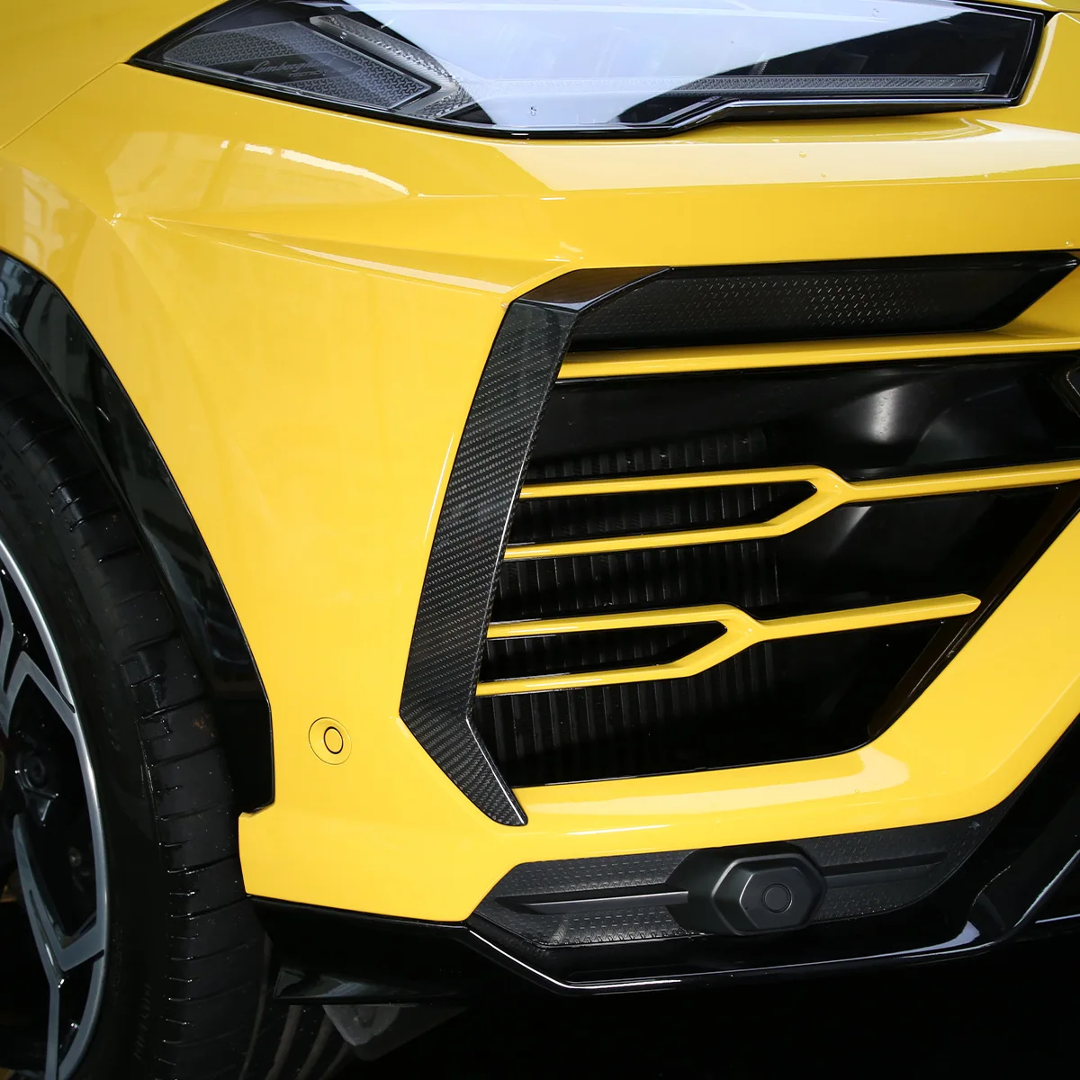 front bar side decorative shell For 18-21 Lamborghini URUS car real carbon fiber