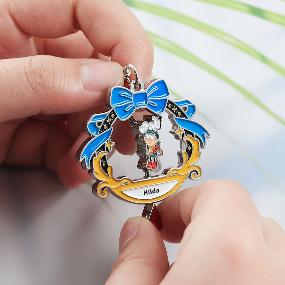 Hilda und Twig Bow Drehbarer Schlüsselanhänger Fantasy-Abenteuer Anime-Charakter Schlüsselring Niedlicher Rucksack-Dekorationsanhänger Geschenk – Detail 7