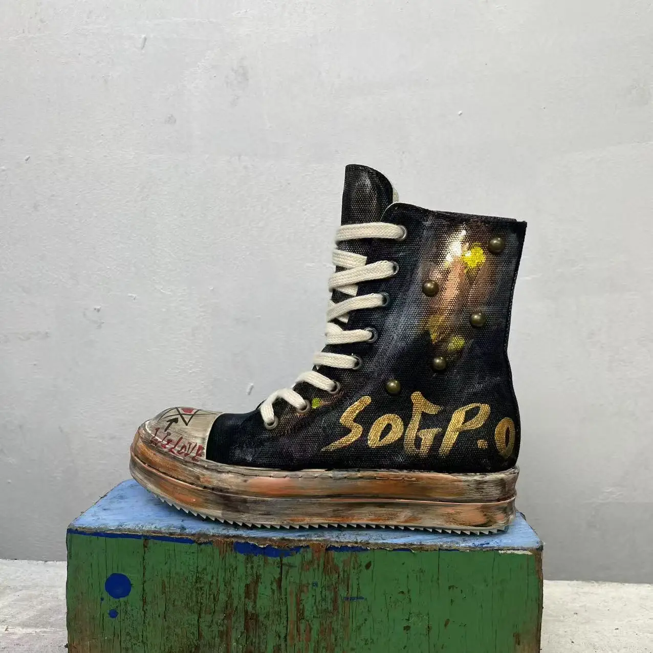 Baskets, chaussures plates et bottes personnalisées, peintes à la main, style graffiti Yappi, en toile avec rivets, par un designer artistique