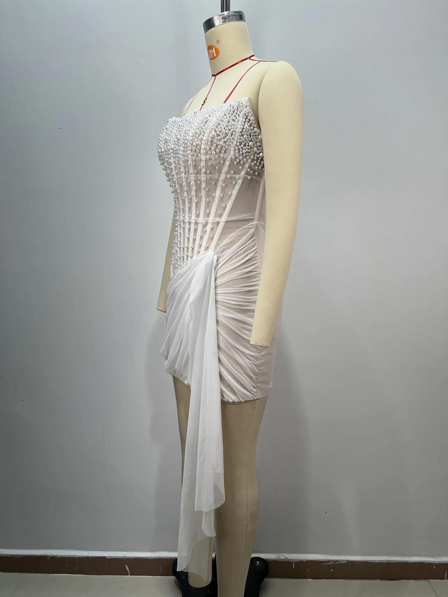 جديد وصول المرأة حمالة اللؤلؤ الأبيض Ruched أكمام مثير فتاة ساخنة سليم صالح Bodycon فستان سهرة