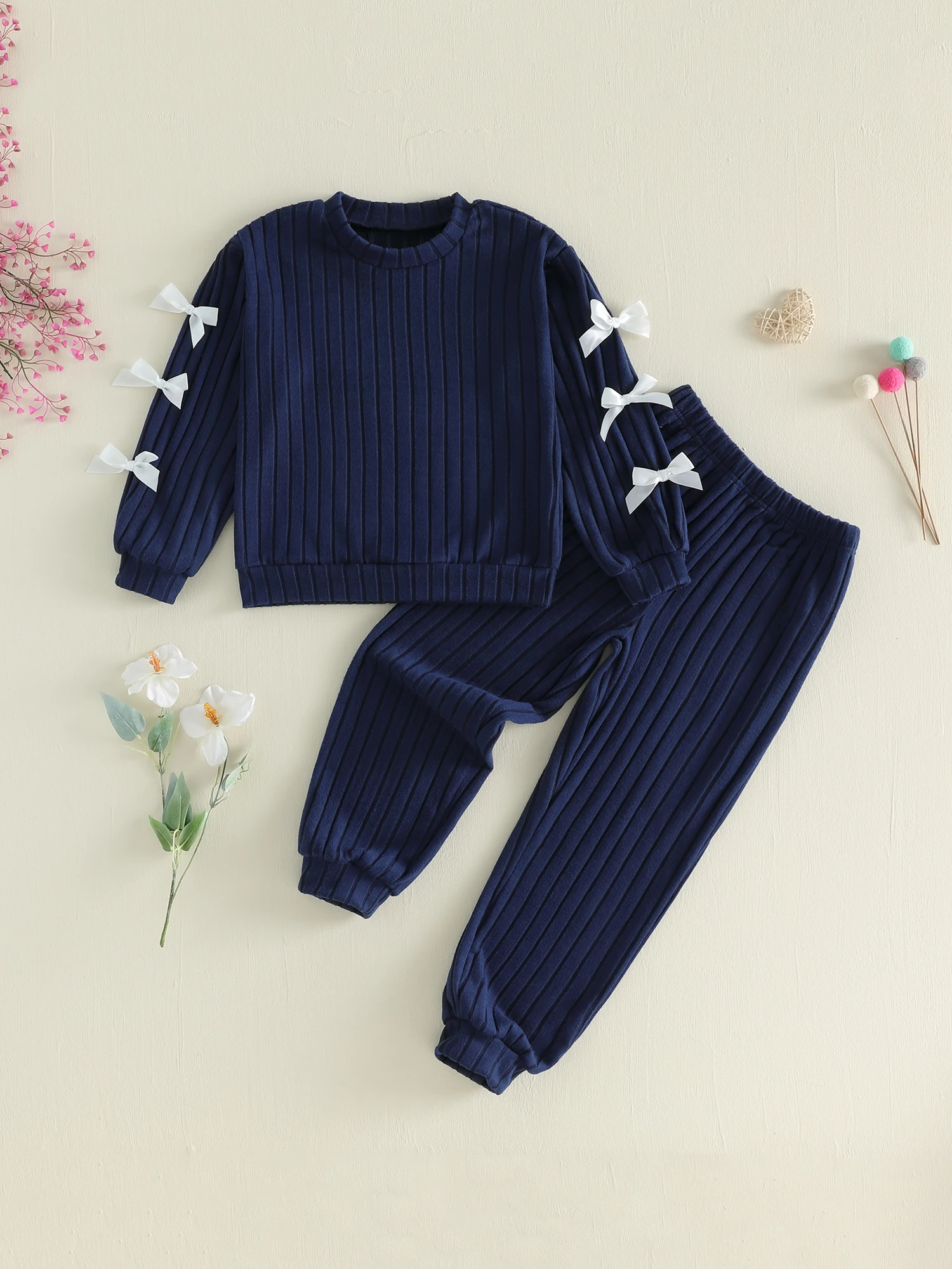 

Стильные наряды для девочек с очаровательными деталями с бантом, топами с круглым вырезом и длинными рукавами и длинными брюками с эластичной резинкой на талии —