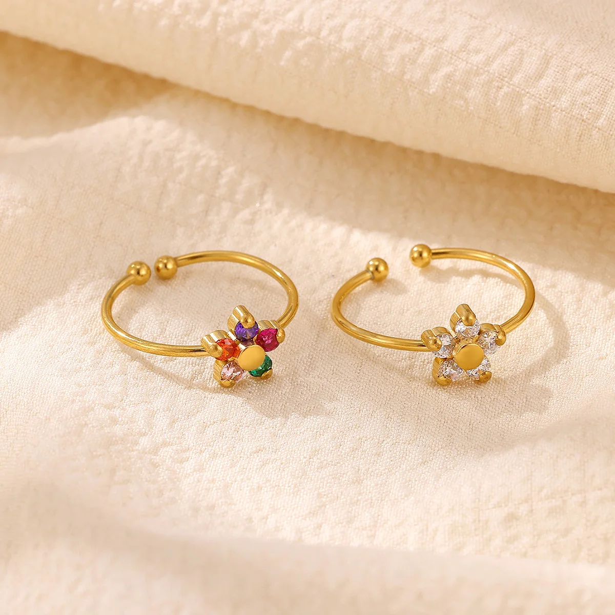 Zarter offener Ring mit Zirkonia-Blume für Damen, goldfarben, aus Edelstahl, mit bunten Kristallen, verstellbarer Manschettenring, minimalistischer Schmuck, Geschenk. – Detail 1