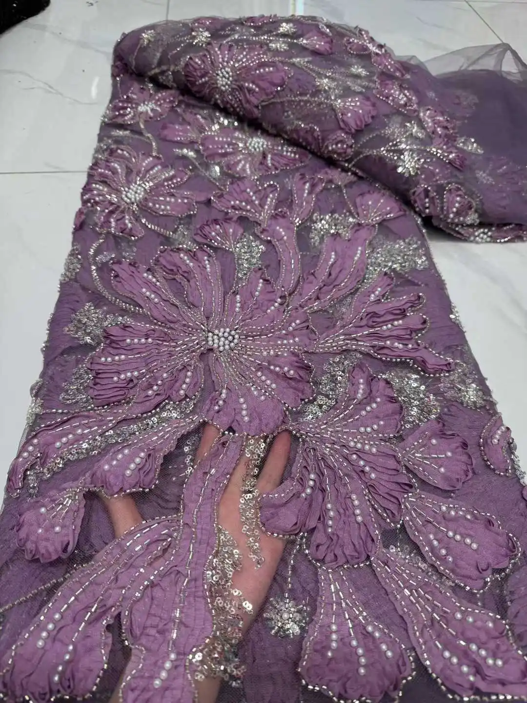 Tessuto di pizzo da sposo ricamato in tulle con fiori africani di moda di alta qualità Tessuto di pizzo con paillettes in rilievo per abito da sposa nigeriano
