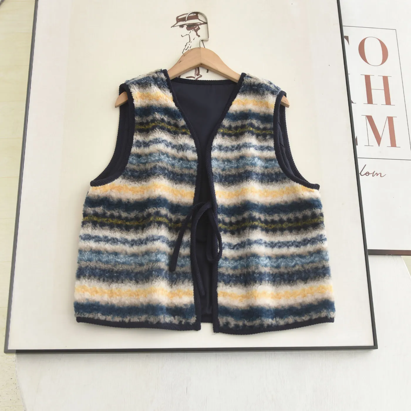 

Retro Contrast Color V-ne Belted Design Svel Layering Vest Top Women's Faion Straight Cut Winter 2025 Outerwear