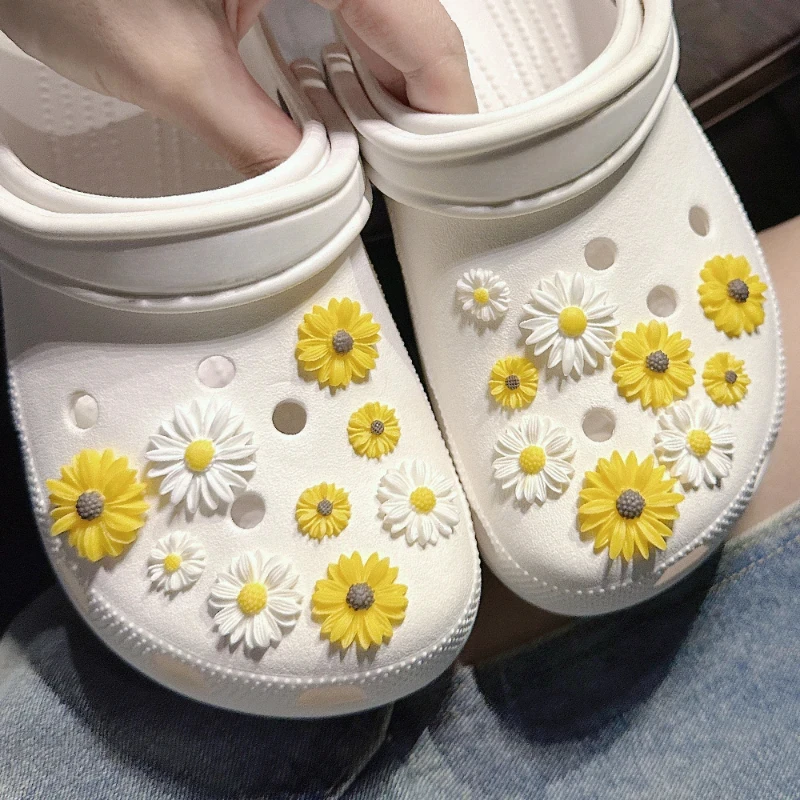 

18pcs Cute Fashion Daisy Series Hole Shoes Accessories DIY Slippers Decoration Flower Series Shoe Buckle Decoration Gifts