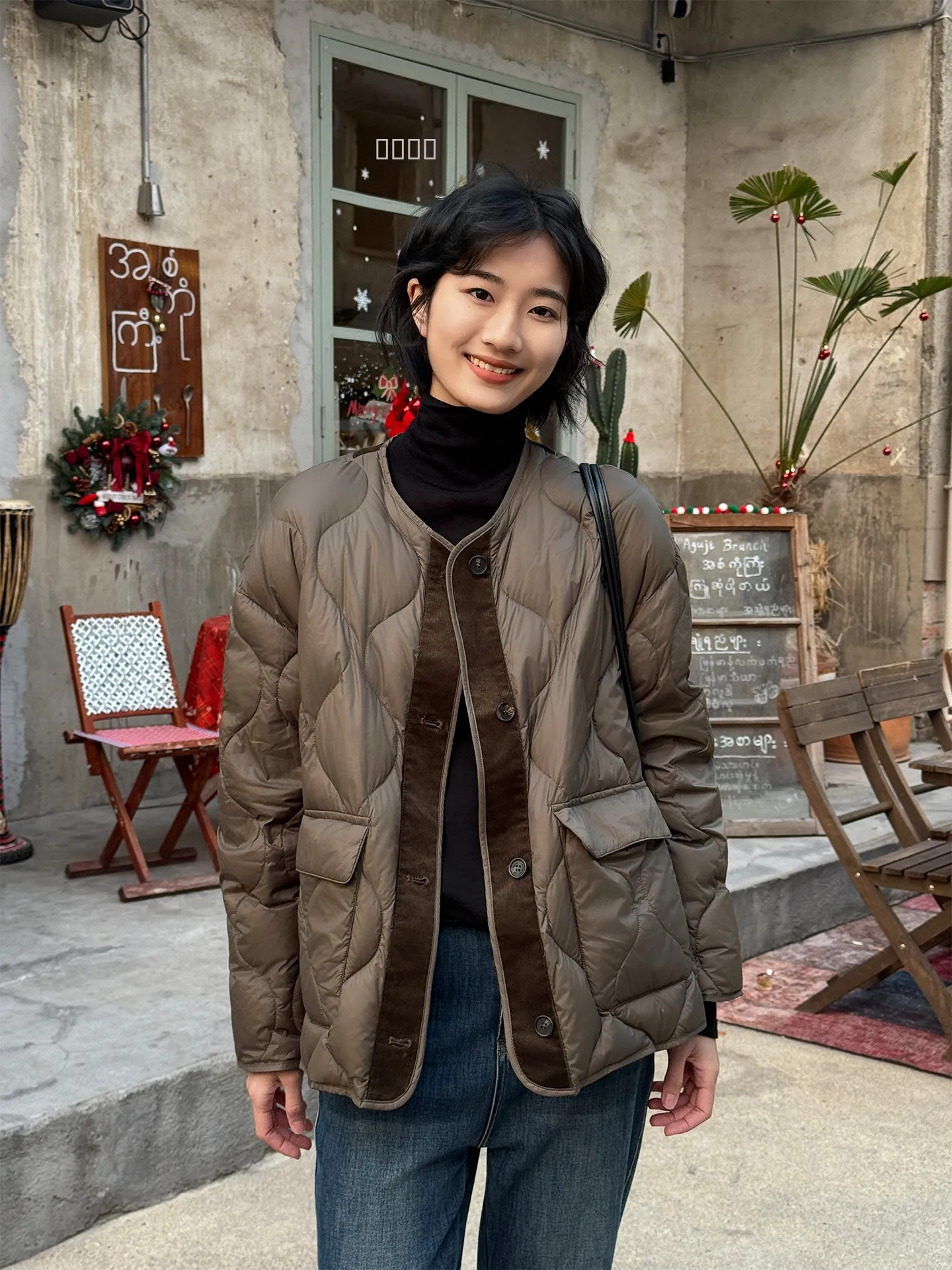 

Зимняя новинка 2025: Модная вельветовая куртка XiaoYa Zhou с наполнителем из белого гусиного пуха, свободного кроя, для женщин, с простым дизайном и вставками.