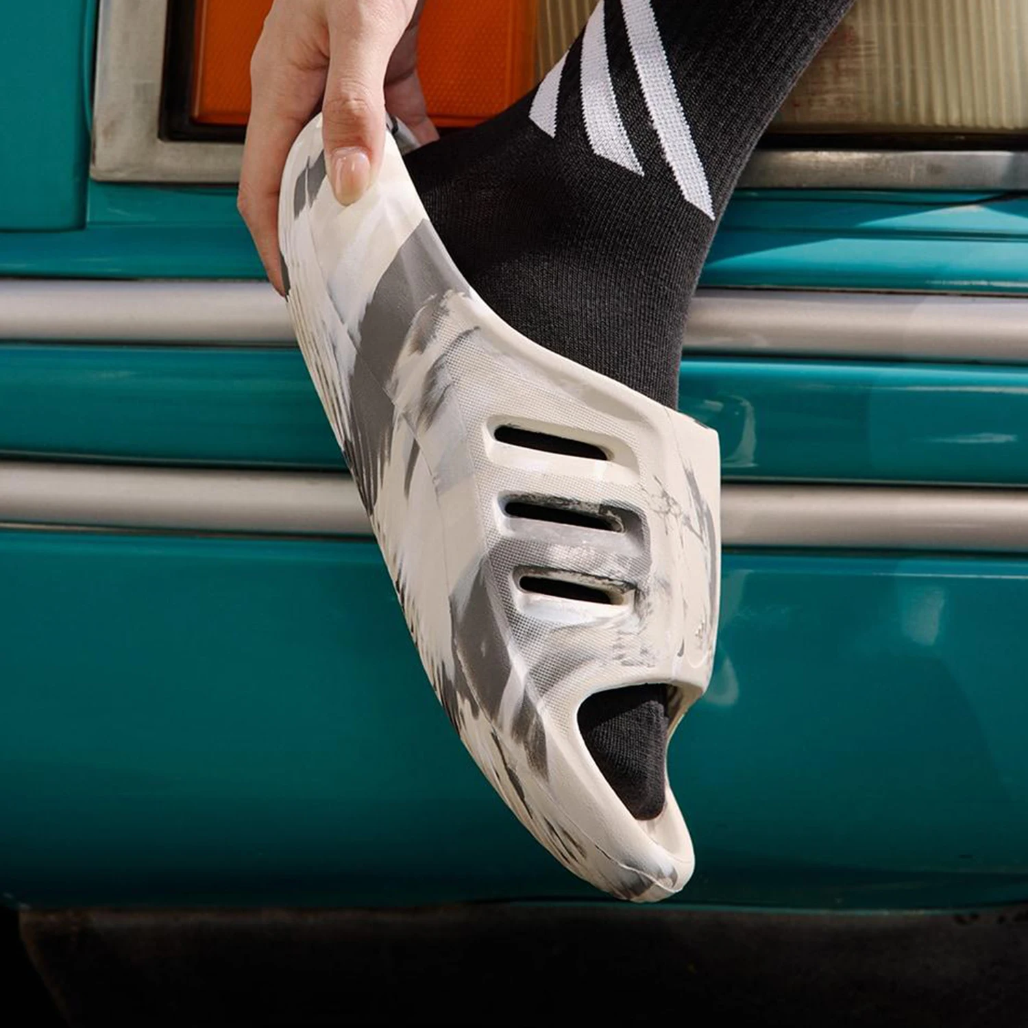 

Adidas Originals Дышащие тапочки унисекс без шнуровки JH8018