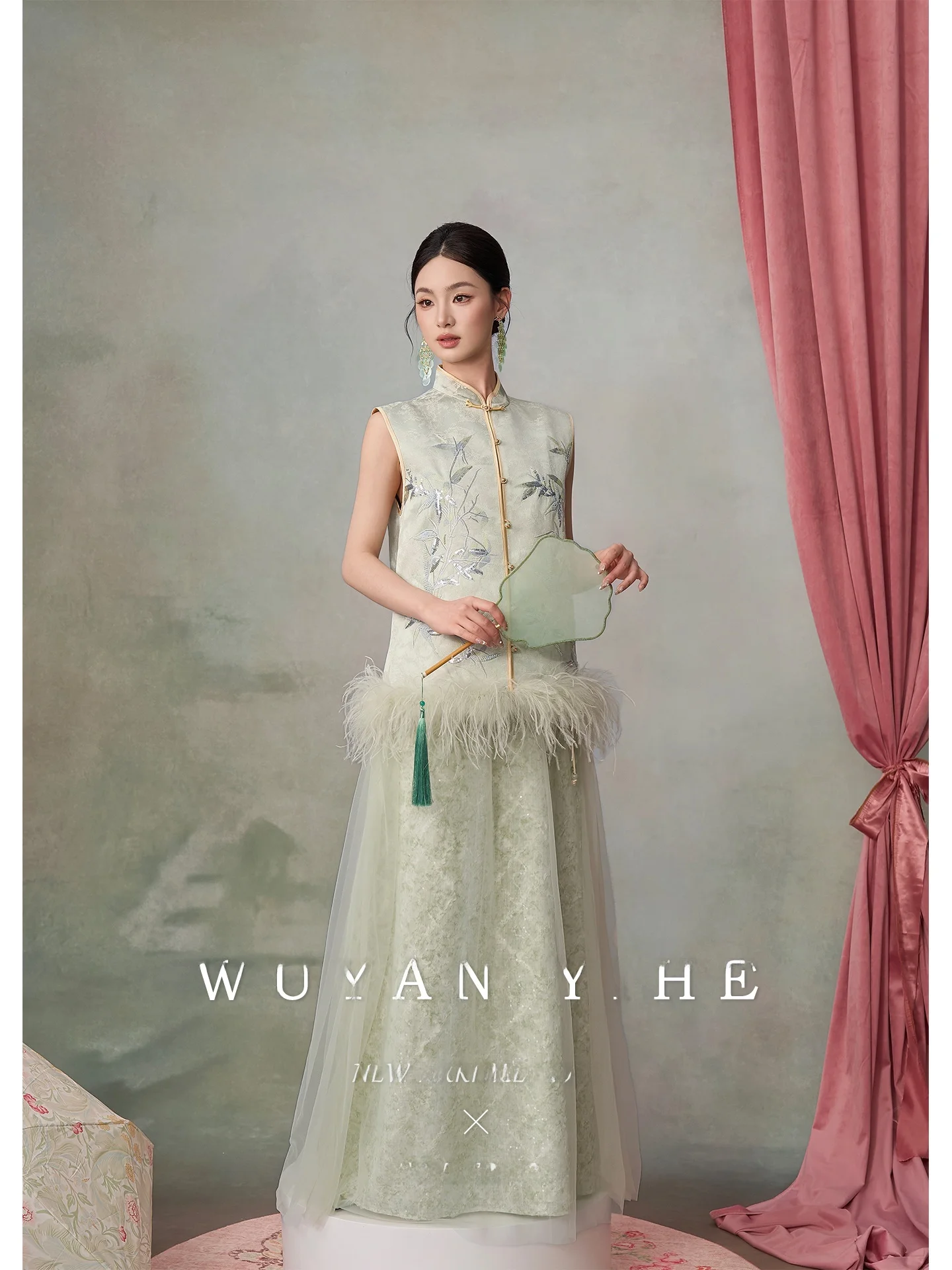 

Комплект из топа с длинными рукавами, круглым вырезом и тяжелой вышивкой бисером и пайетками, а также юбки на бретелях для женщин, весна-лето, повседневная одежда