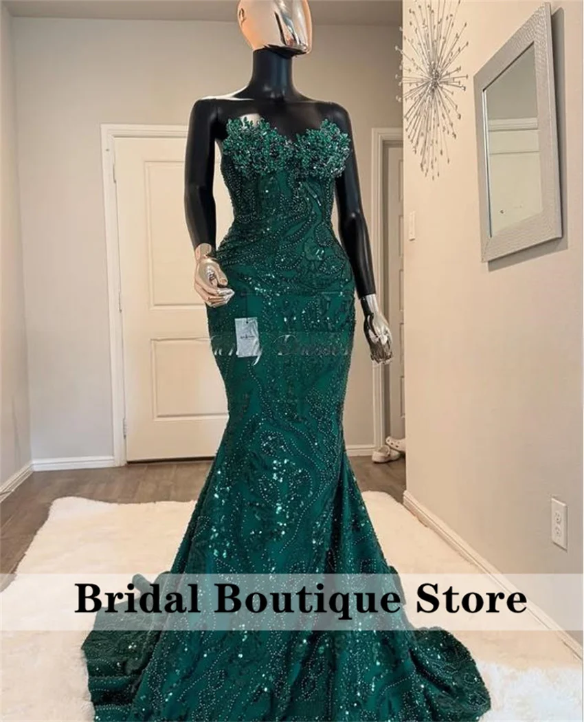 فساتين لحضور الحفلات الموسيقية الطويلة بدون حمالات باللون الأخضر الزمردي فتاة سوداء خرز كريستال 2025 فستان سهرة فاخر لأعياد الميلاد مخصص